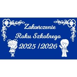 dekoracja z filcu  zakończenie roku szkolnego ozdobiona kwiatkami gałązkami i machające dzieci